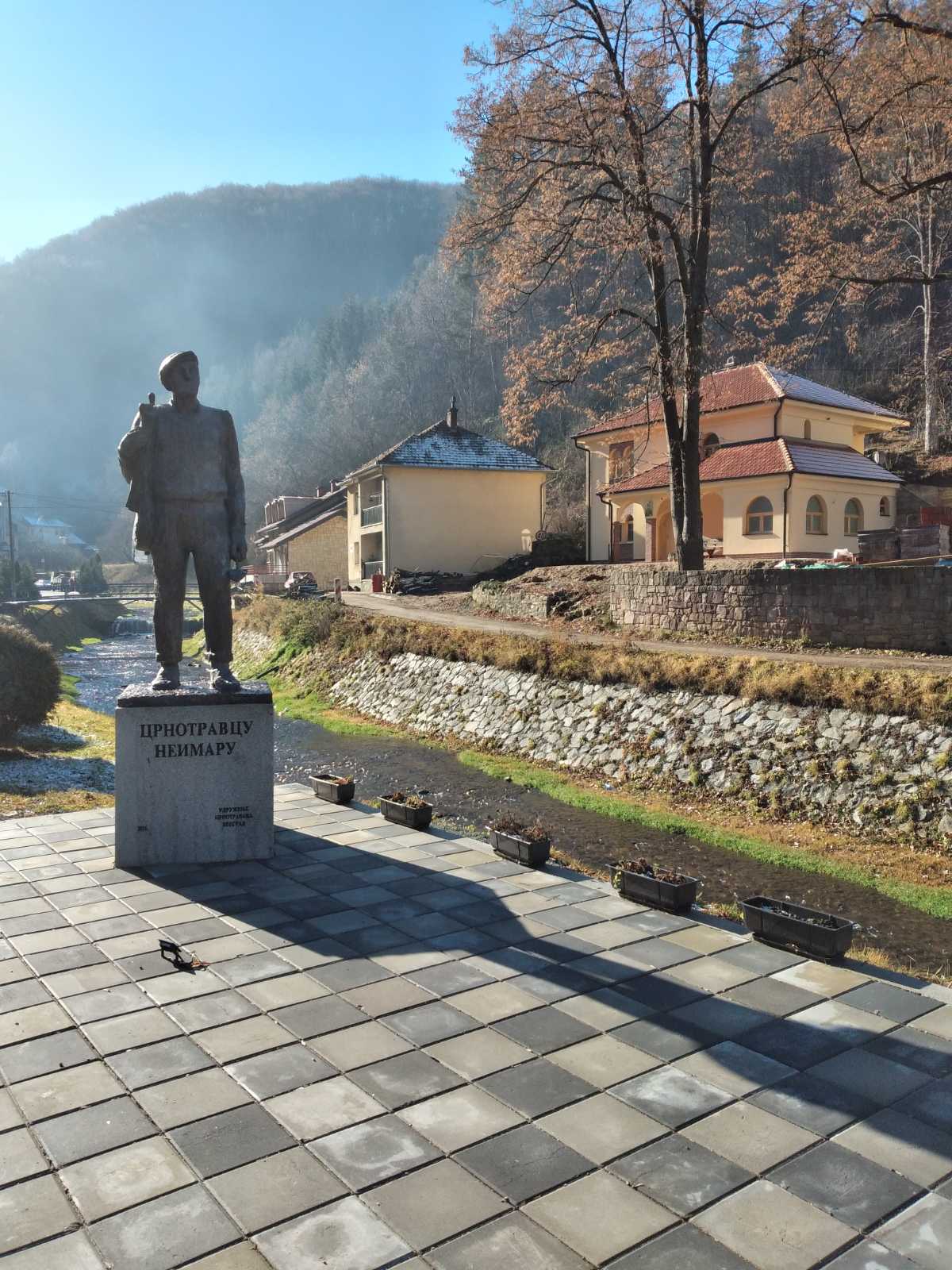 spomenik-crnotravcu-neimaru-crna-trava